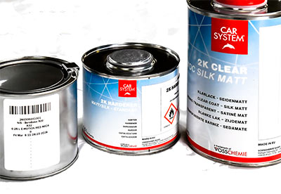 Kleine Delle an einem Auto wird im Smart-Repair-Verfahren ausgebessert